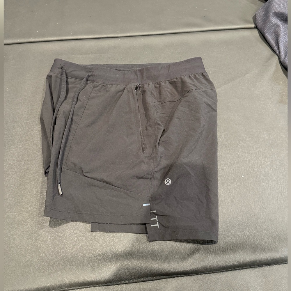 Mens Lululemon License to train 5” Linerless short